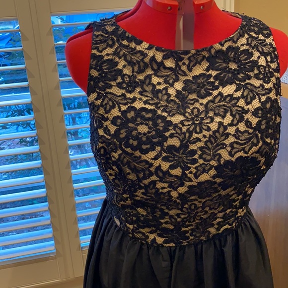 Beautiful beaded taffeta cocktail dress - Picture 4 of 4